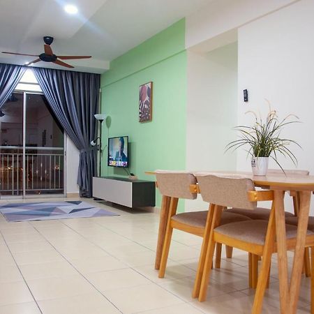 Five H Family Service Apartment Seri Kembangan Εξωτερικό φωτογραφία